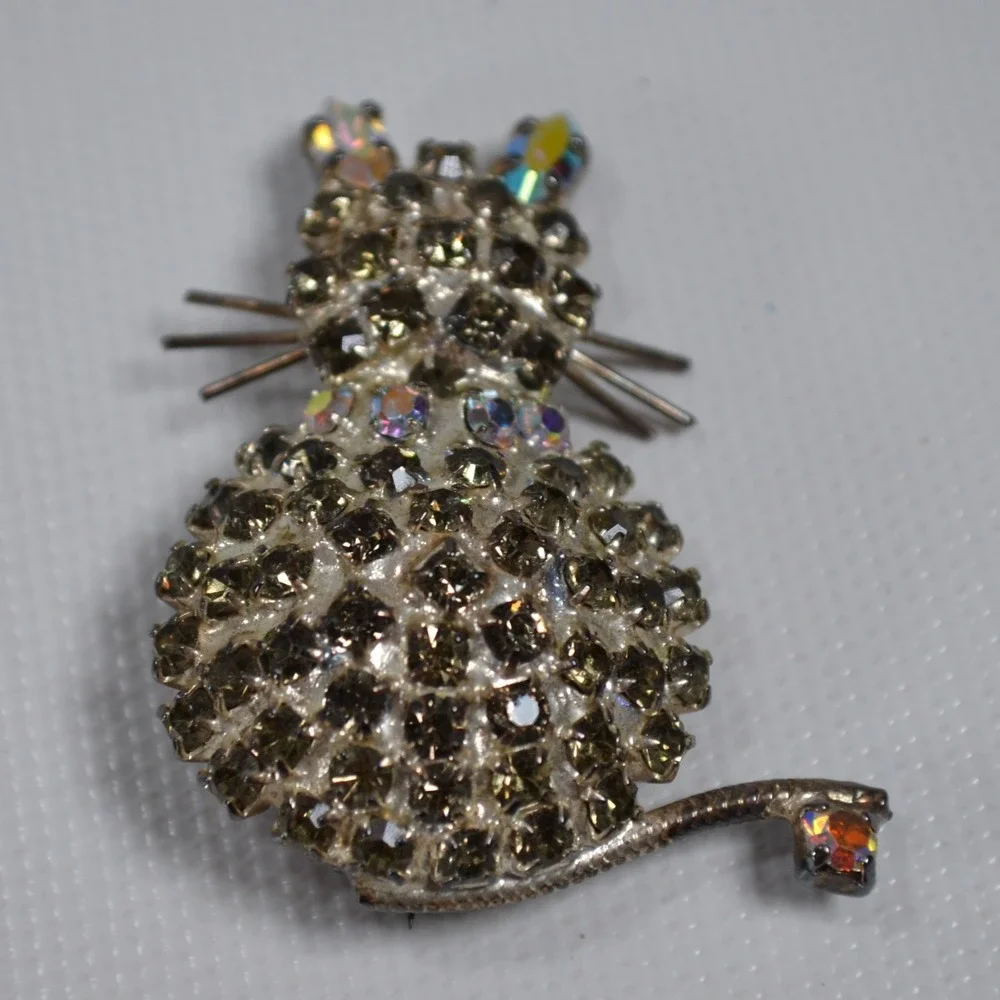 SUZANNE BJONTEGARD Gray Rhinestone‎ Cat Brooch 1.75